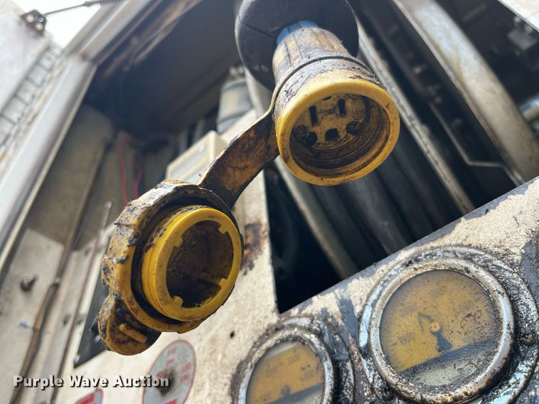 image for item MG9481 2000 GMC C7500  utility / service truck