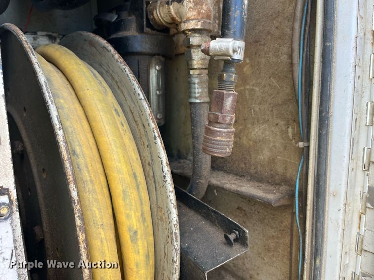 image for item MG9481 2000 GMC C7500  utility / service truck