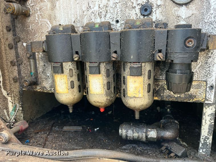 image for item MG9481 2000 GMC C7500  utility / service truck