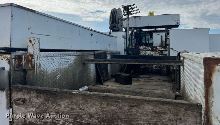 image for item MG9481 2000 GMC C7500  utility / service truck