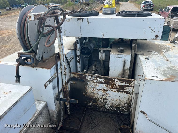 image for item MG9481 2000 GMC C7500  utility / service truck