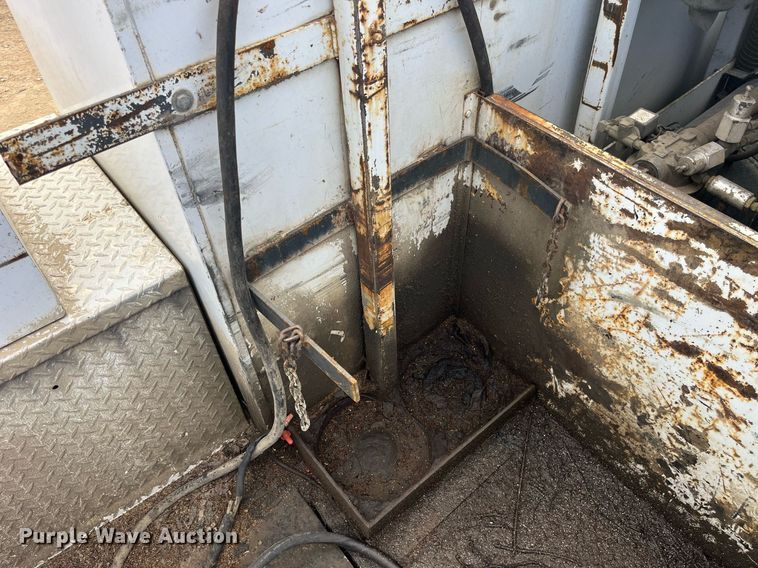 image for item MG9481 2000 GMC C7500  utility / service truck