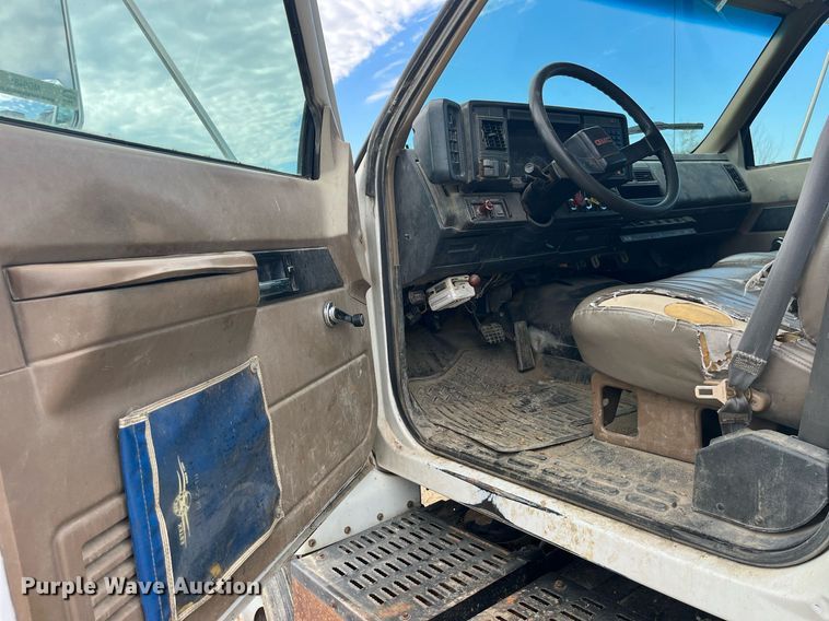 image for item MG9481 2000 GMC C7500  utility / service truck