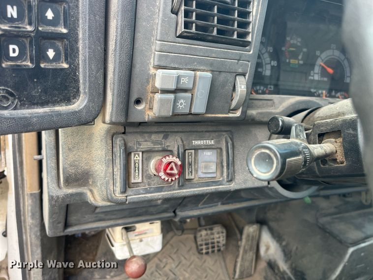 image for item MG9481 2000 GMC C7500  utility / service truck