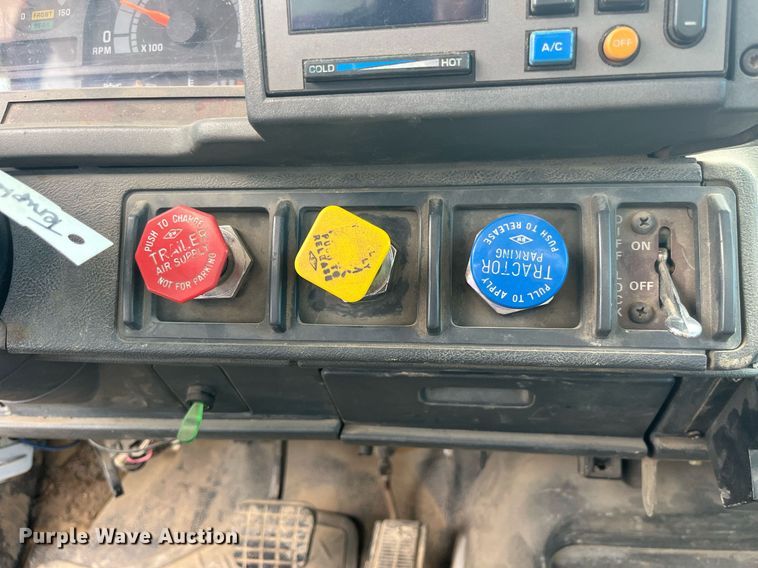 image for item MG9481 2000 GMC C7500  utility / service truck