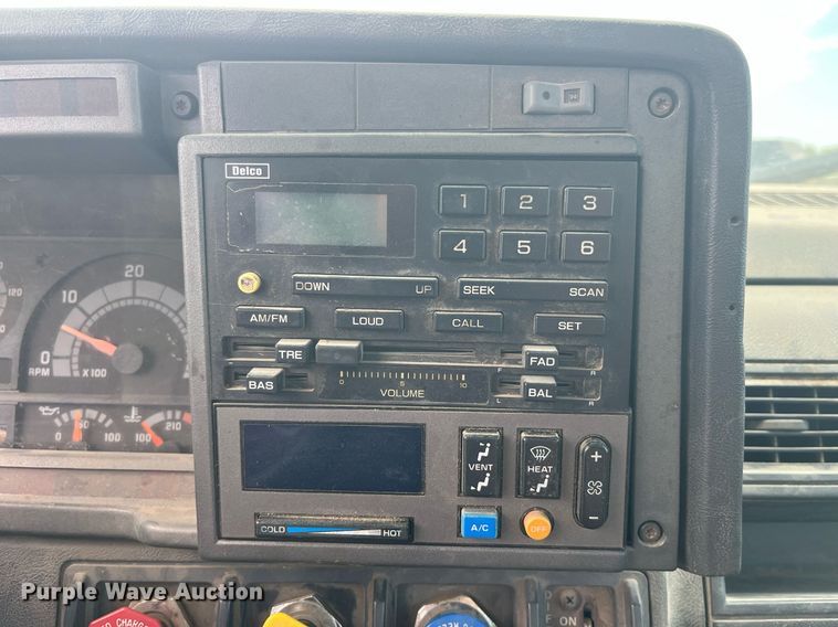 image for item MG9481 2000 GMC C7500  utility / service truck