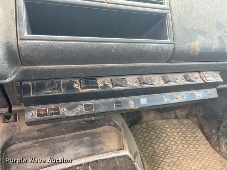 image for item MG9481 2000 GMC C7500  utility / service truck