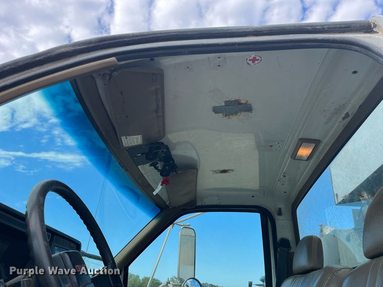 image for item MG9481 2000 GMC C7500  utility / service truck