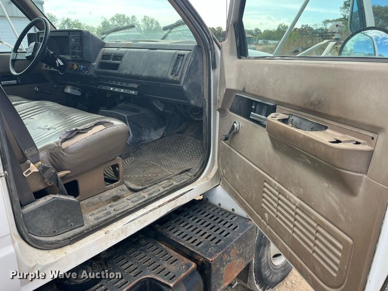 image for item MG9481 2000 GMC C7500  utility / service truck