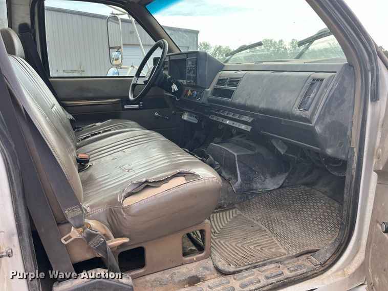 image for item MG9481 2000 GMC C7500  utility / service truck