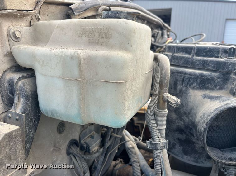 image for item MG9481 2000 GMC C7500  utility / service truck