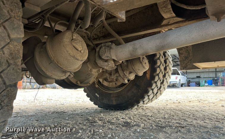 image for item MG9481 2000 GMC C7500  utility / service truck