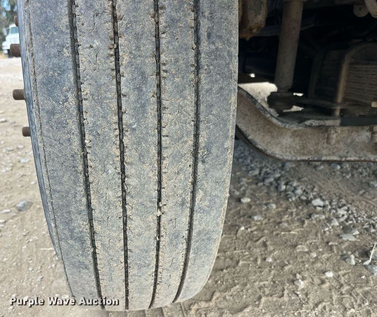 image for item MG9481 2000 GMC C7500  utility / service truck