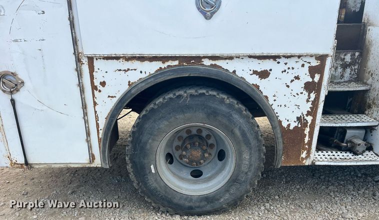 image for item MG9481 2000 GMC C7500  utility / service truck