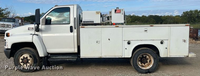 image for item MG9482 2005 GMC C5500  utility / service truck