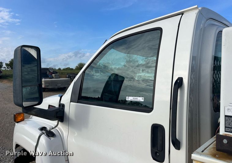 image for item MG9482 2005 GMC C5500  utility / service truck