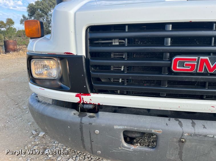 image for item MG9482 2005 GMC C5500  utility / service truck