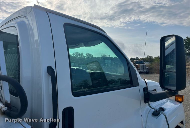 image for item MG9482 2005 GMC C5500  utility / service truck