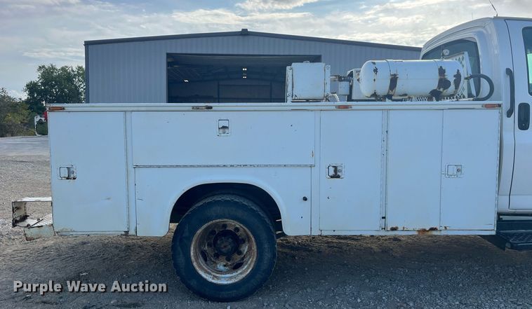 image for item MG9482 2005 GMC C5500  utility / service truck