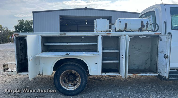 image for item MG9482 2005 GMC C5500  utility / service truck