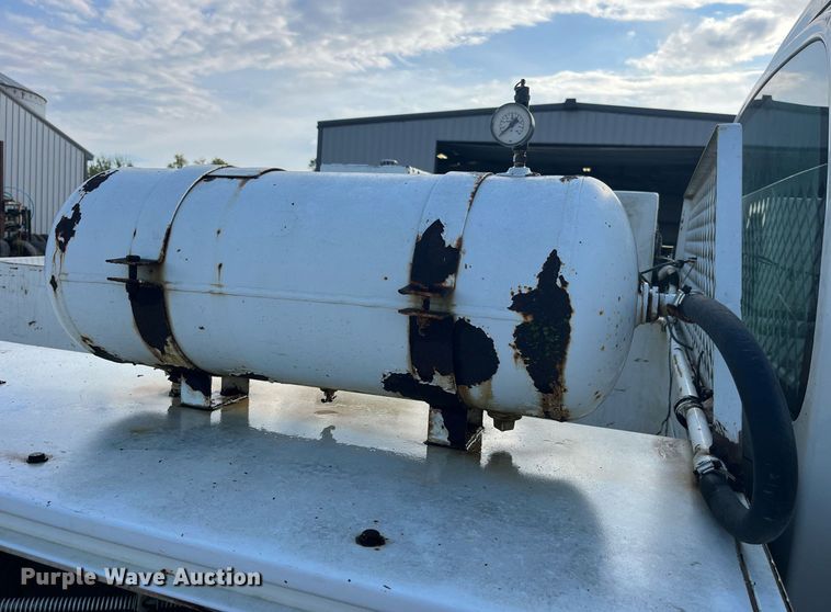 image for item MG9482 2005 GMC C5500  utility / service truck