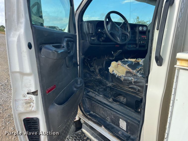 image for item MG9482 2005 GMC C5500  utility / service truck