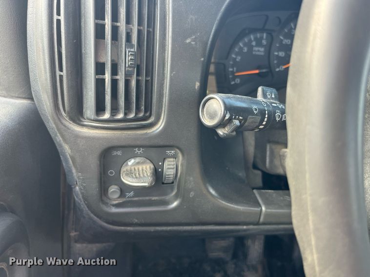 image for item MG9482 2005 GMC C5500  utility / service truck