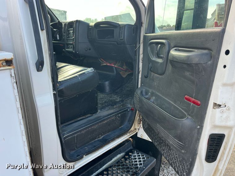 image for item MG9482 2005 GMC C5500  utility / service truck