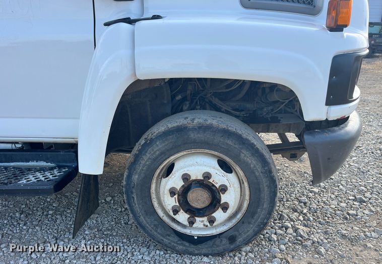 image for item MG9482 2005 GMC C5500  utility / service truck