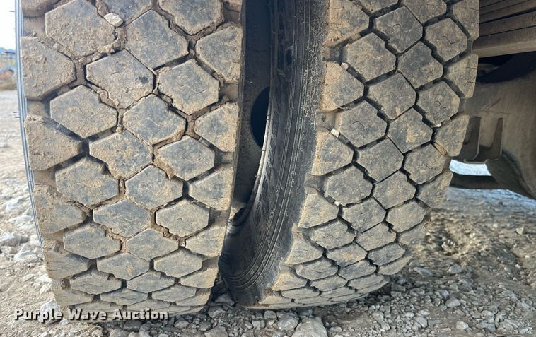 image for item MG9482 2005 GMC C5500  utility / service truck