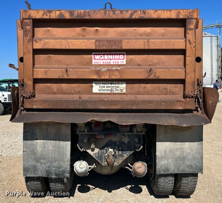 image for item MG9485 1994 Peterbilt 378  dump truck