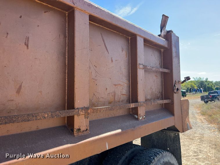 image for item MG9485 1994 Peterbilt 378  dump truck