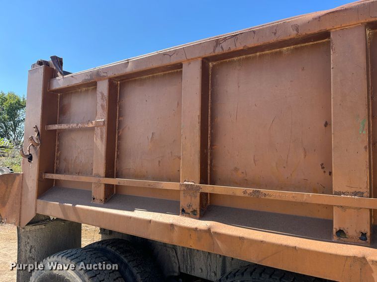 image for item MG9485 1994 Peterbilt 378  dump truck