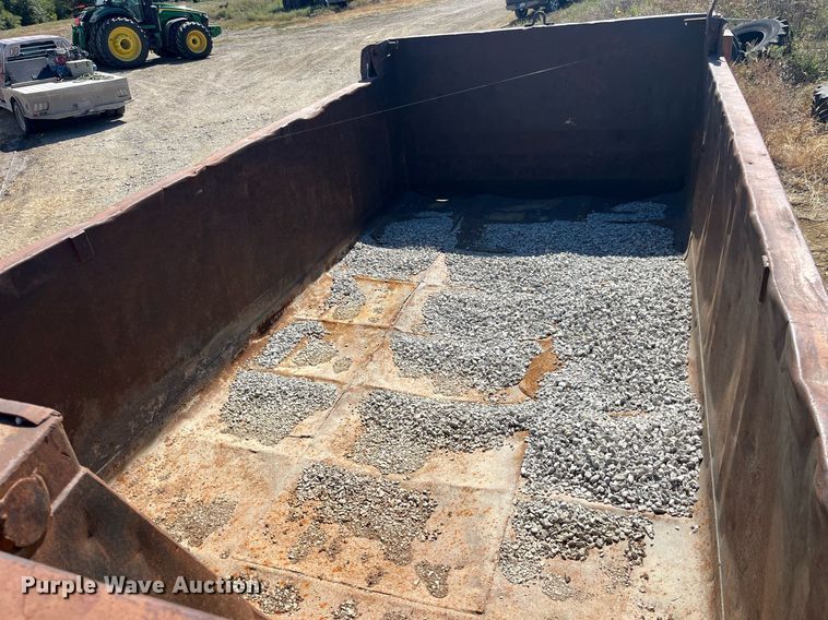 image for item MG9485 1994 Peterbilt 378  dump truck