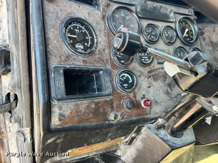 image for item MG9485 1994 Peterbilt 378  dump truck