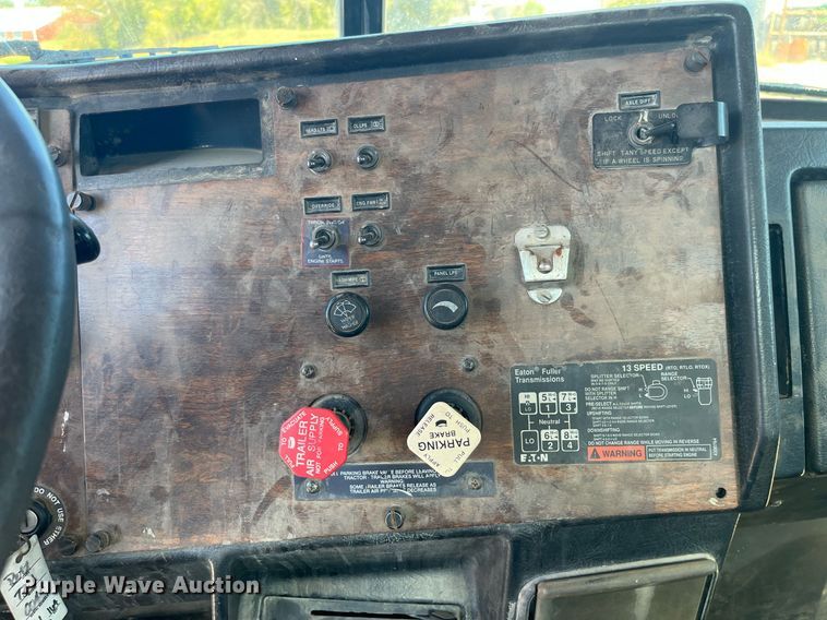 image for item MG9485 1994 Peterbilt 378  dump truck