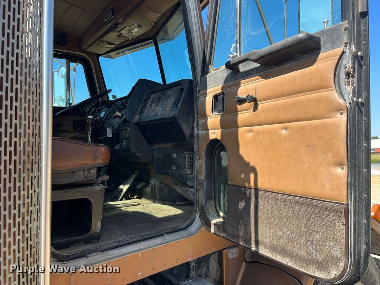 image for item MG9485 1994 Peterbilt 378  dump truck