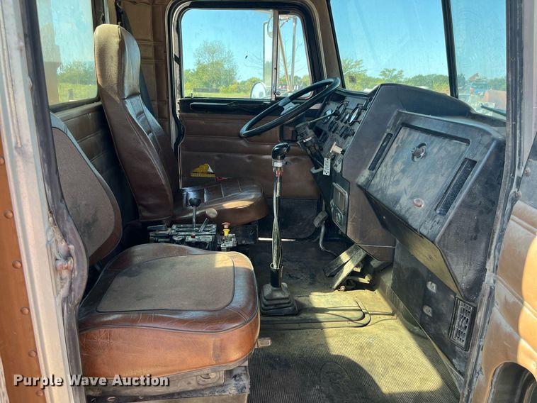 image for item MG9485 1994 Peterbilt 378  dump truck