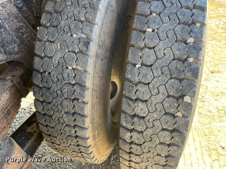 image for item MG9485 1994 Peterbilt 378  dump truck