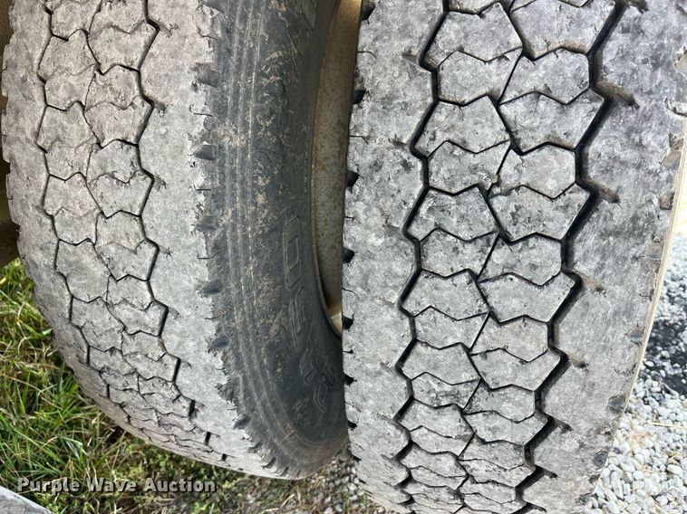 image for item MG9485 1994 Peterbilt 378  dump truck