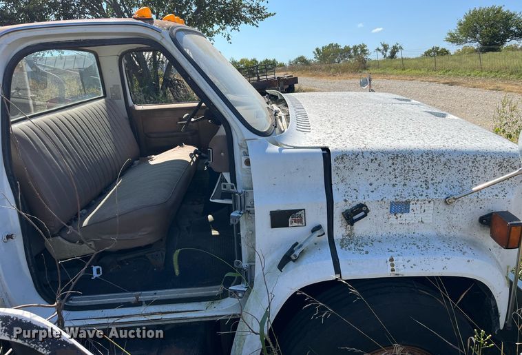 image for item MG9486 1988 GMC  utility / service truck