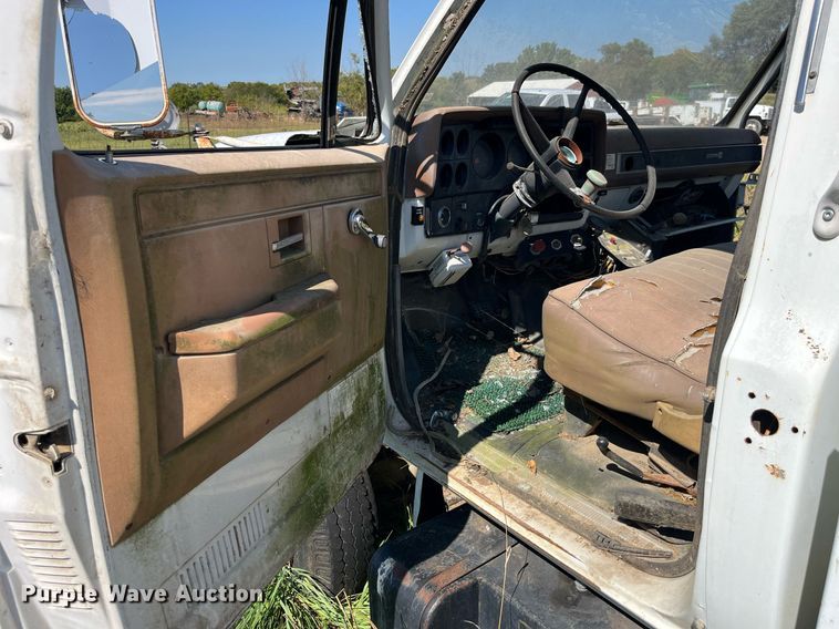 image for item MG9486 1988 GMC  utility / service truck