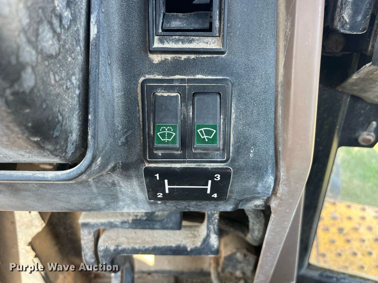 image for item MG9506 1991 John Deere 410D  backhoe