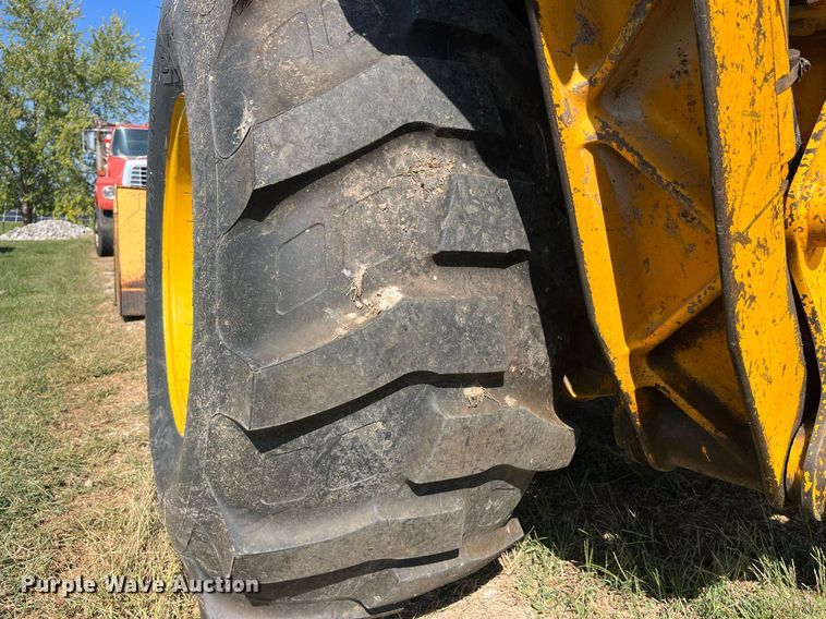 image for item MG9506 1991 John Deere 410D  backhoe