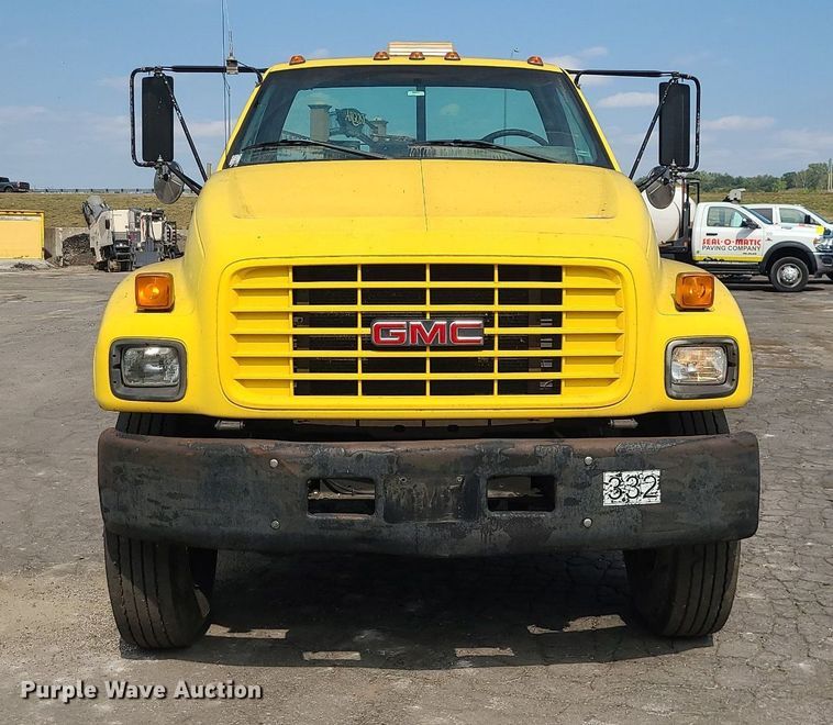 image for item MG9750 2001 GMC C6500  seal coat truck