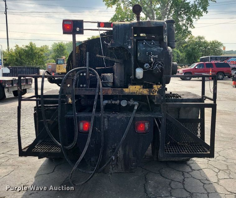 image for item MG9750 2001 GMC C6500  seal coat truck