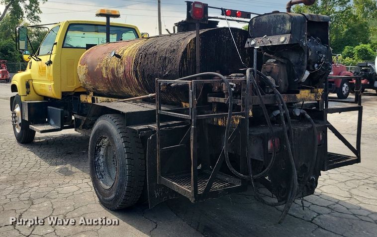 image for item MG9750 2001 GMC C6500  seal coat truck