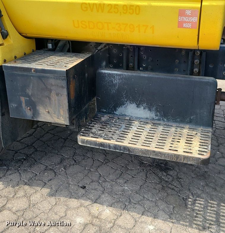 image for item MG9750 2001 GMC C6500  seal coat truck