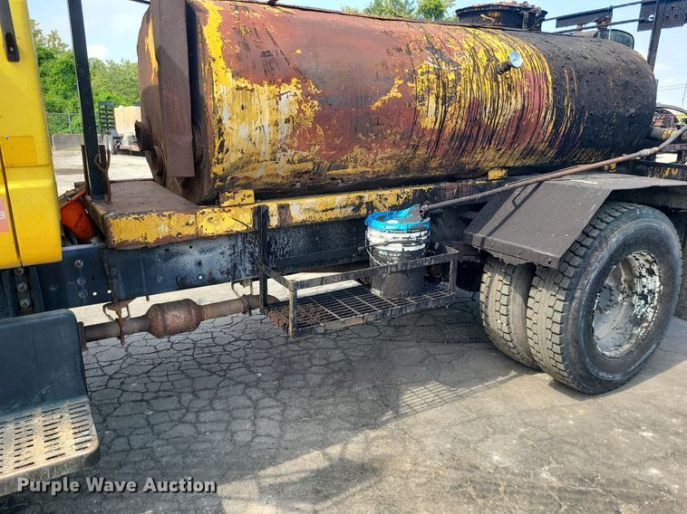 image for item MG9750 2001 GMC C6500  seal coat truck