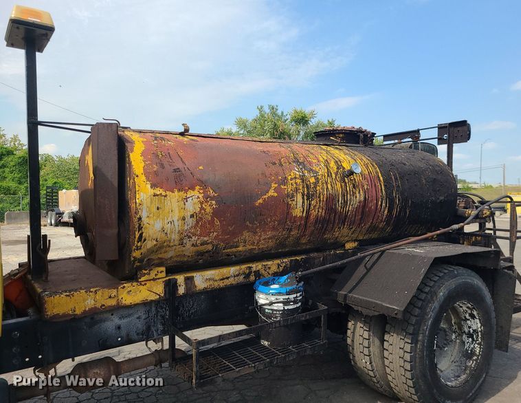 image for item MG9750 2001 GMC C6500  seal coat truck